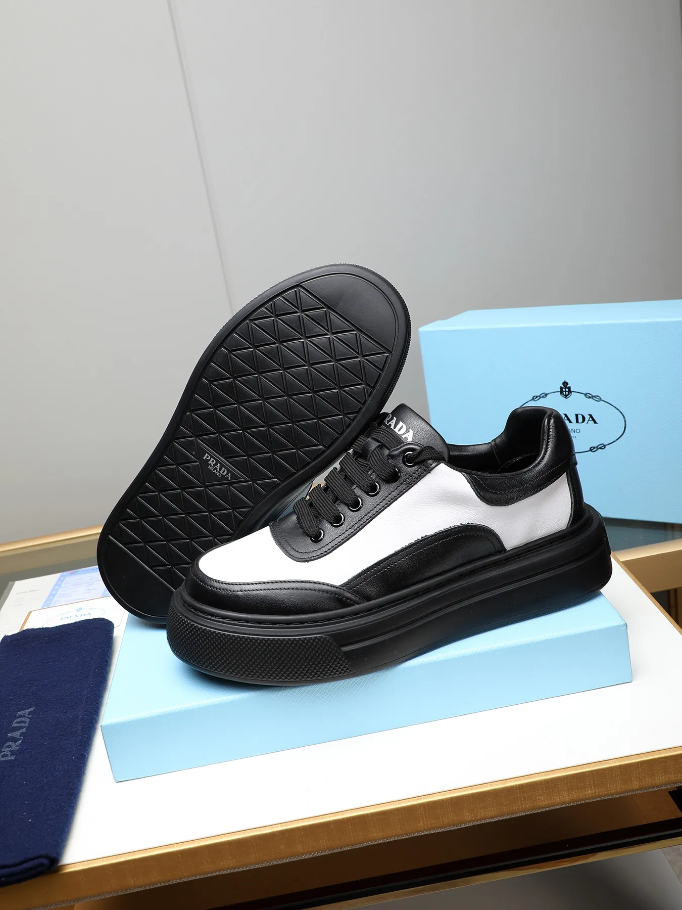 Men's shoes 💰500 Prada/Prada Men's new casual shoes, this upper is made of imported calfskin. The outside is decorated with the P family's classic metal triangle enamel logo, with cowhide lining and cowhide for the foot pads. The outsole is made of non-slip sports exclusive rubber outsole with logo, which feels good on the feet. It is a fashionable and fashionable item!  Size: 38-44 (45 customized)